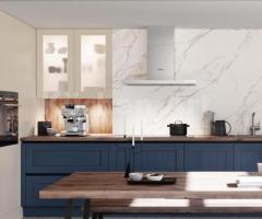 Cuisine linéaire rustique avec facades en bois massif, surface mural Calacatta et style américain - 4