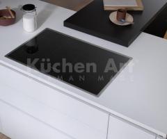 Cuisine moderne chic en U couleur blanc cristal plan de travail blanc mat et crédence marbré - 6