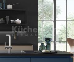 Cuisine ouverte chic équipée avec ilot central et façades mates bleu océan - 3