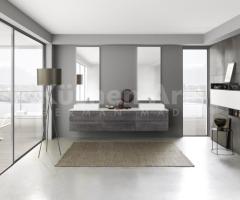 Salle de Bain Design Italien avec Meuble Laqué Metal, Vasque Céramique et Plan en Verre Brillant