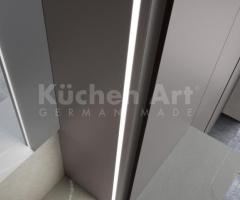 Salle de Bains Épurée : façades mates, Vasque gris marbré encastré, et Étagères lumineuses - 8