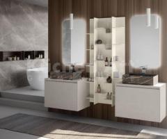 Salle de Bain : Double Vasques marbré Noir et Unités Murales Verticales Design - 4