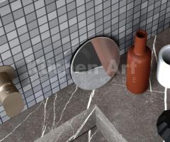 Salle de bains élégante avec éléments hauts et miroir magnétique – Design raffiné et structuré - 8