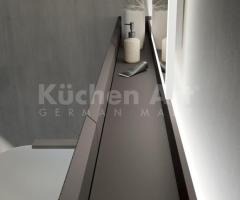 Salle de bains vasque cylindrique minimaliste gris avec portes rainuré sans poignée - 3