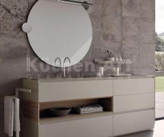 Salle de bains minimaliste effet Calacatta en laque avec compartiments ouverts - 2