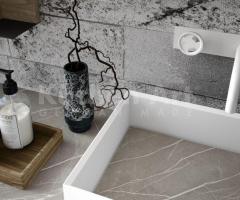 Salle de bains moderne noir marbré avec vasque rectangle – Élégance et rangement graphique - 3