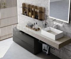 Salle de bains moderne noir marbré avec vasque rectangle – Élégance et rangement graphique - 5