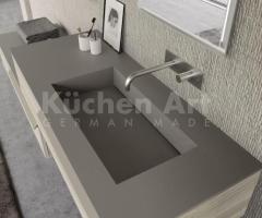 Salle de bains contemporaine avec vasque intégrée et éléments Cube en métal - 4